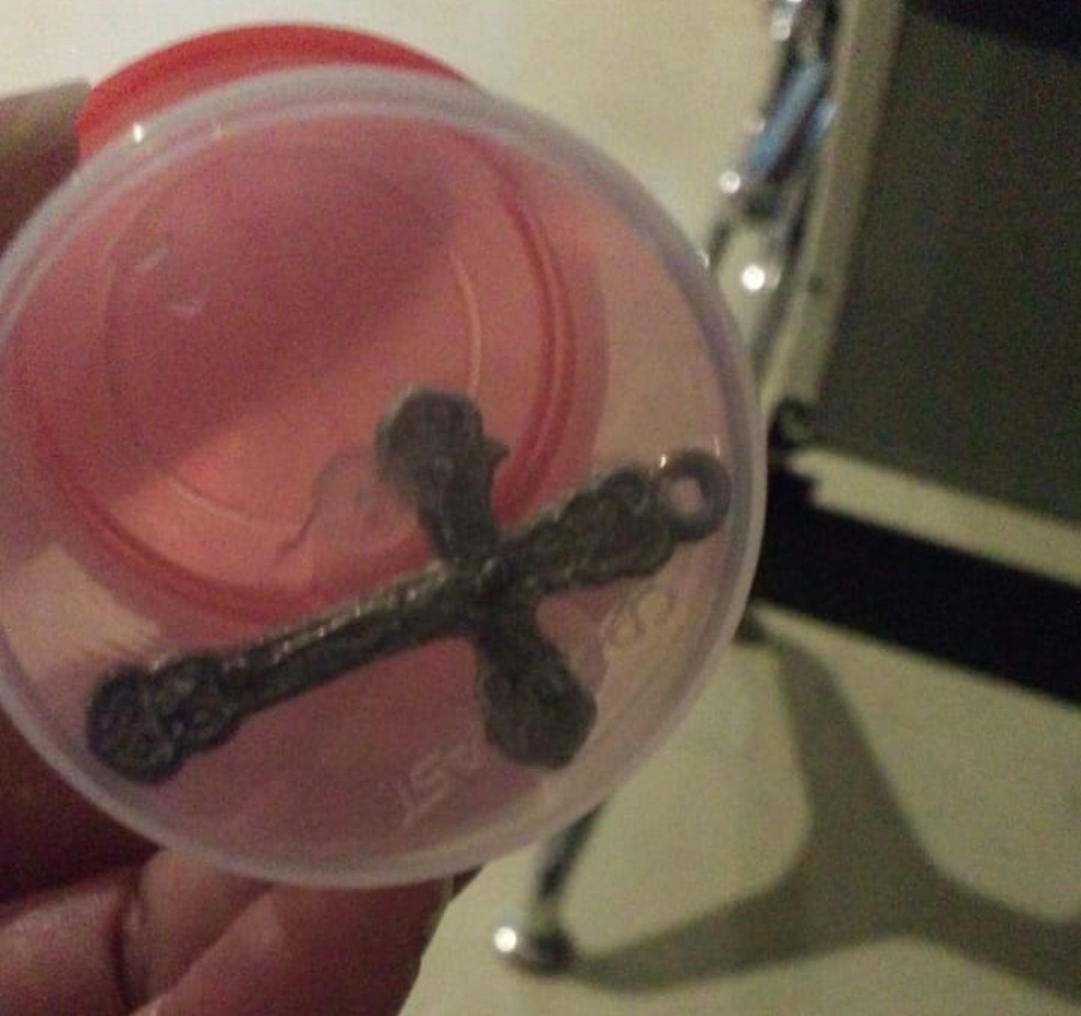 Crucifixo foi retirado após intervenção médica  — Foto: Cláudia Maria/Divulgação 