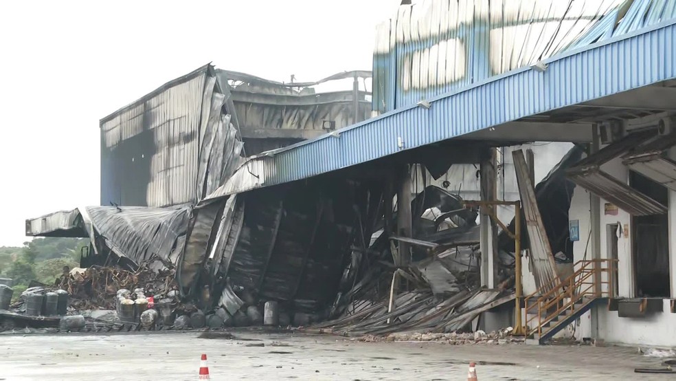 Destroços de galpões industriais localizados na antiga BR-101 Sul, em Jaboatão dos Guararapes, no Grande Recife — Foto: Reprodução/TV Globo