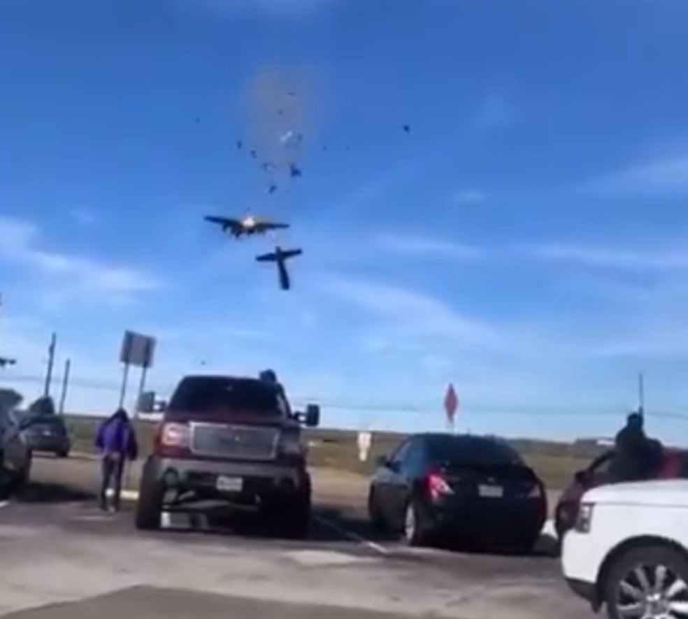 Dois aviões colidem no ar durante apresentação em Dallas, nos EUA  — Foto: Reprodução/Redes Sociais