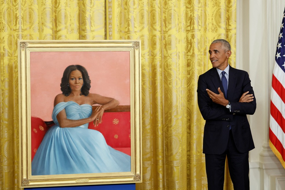 Barack Obama ao lado do quadro de Michelle, em 7 de setembro de 2022 — Foto: Evelyn Hockstein/Reuters