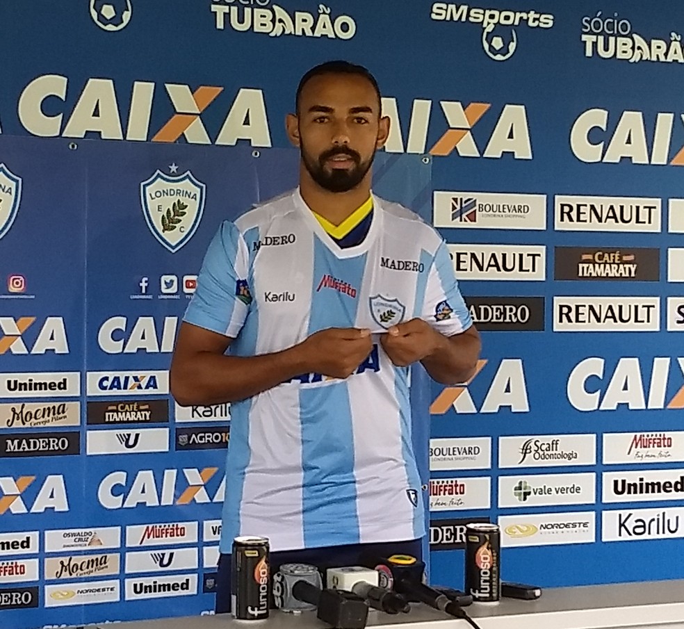 Dalberto veste a camisa do Londrina: mais uma opÃ§Ã£o para o ataque (Foto: Rodrigo Saviani)