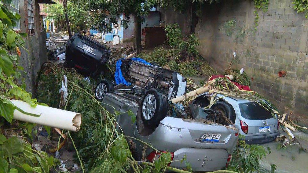 Carros permanecem em córrego em Realengo — Foto: Reprodução/TV Globo