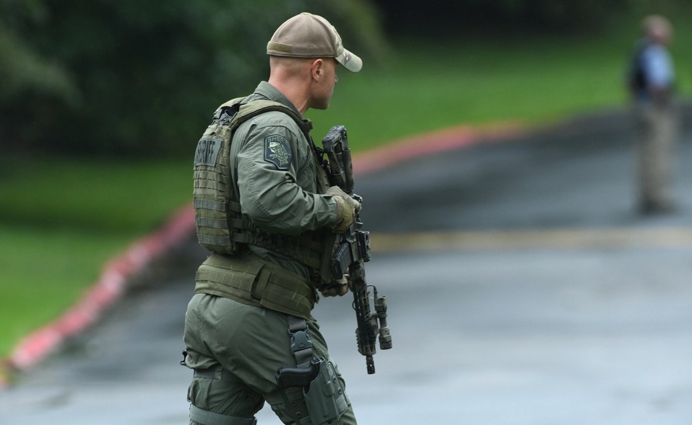 Policial faz seguranÃ§a de regiÃ£o onde aconteceu tiroteio em Maryland â Foto: Jerry Jackson /The Baltimore Sun via AP