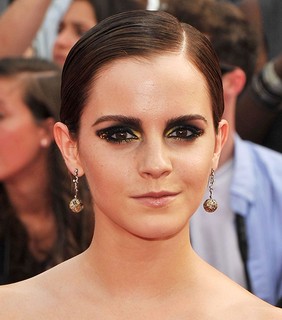 O slick hair: com gel, o cabelo de Emma Watson ficou todo justinho na cabeça, apenas com a risca no lugar. 