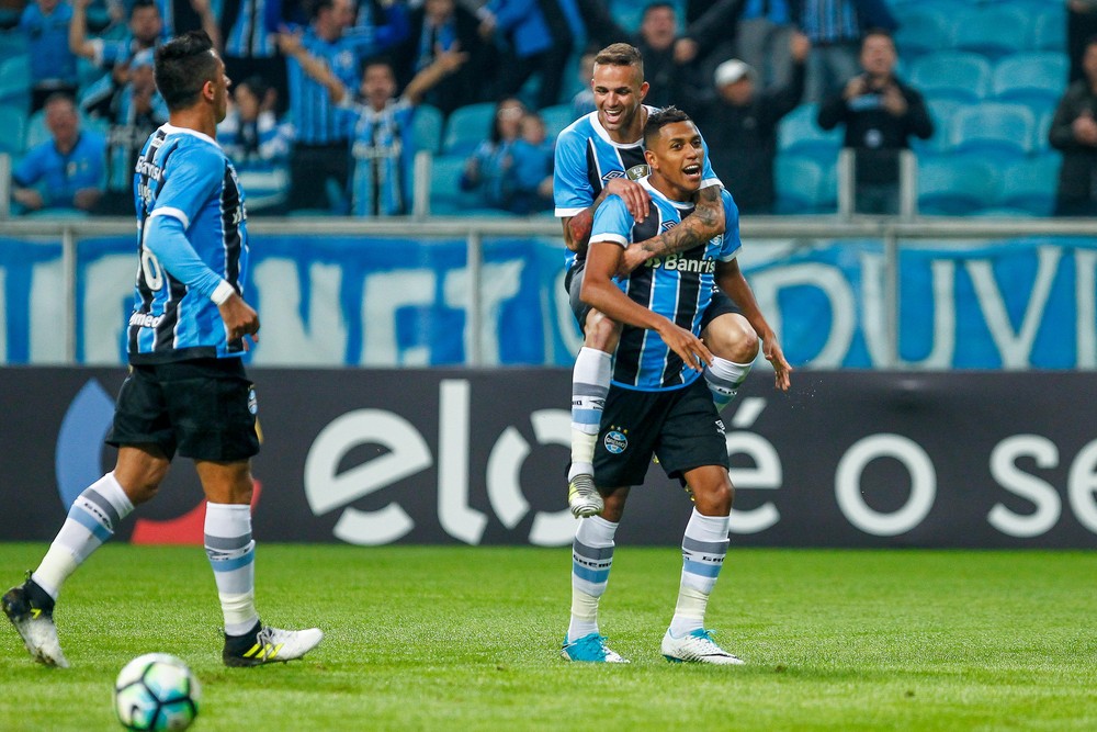 Com um gol em cada tempo, Grêmio vence o Coxa na Arena e já pensa no Corinthians