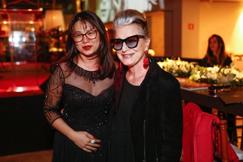 Joyci Lin e a consultora de estilo Costanza Pascolato, que participou do fashion talk (Foto: Ricardo Cardoso)