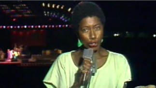 Glória Maria durante a cobertura do primeiro Rock in Rio, em 1985 — Foto: Reprodução/TV Globo