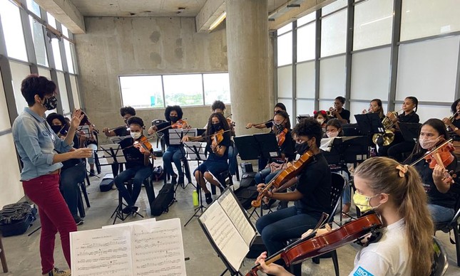 Orquestra Sinfônica Chiquinha Gonzaga, formada apenas por alunas da rede municipal, estreia dia 8