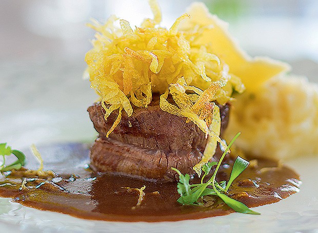 Filé-mignon com chips e risoto de parmesão (Foto: Rogério Voltan/Editora Globo)