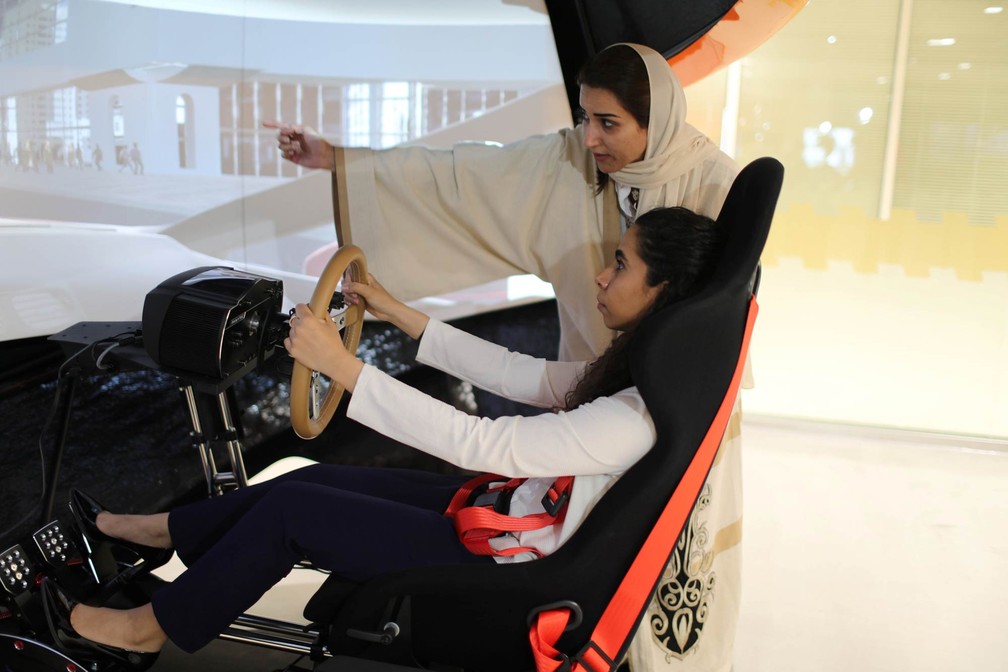 Jovem faz aula de direÃ§Ã£o em um simulador, sob orientaÃ§Ãµes de uma instrutora feminina em autoescola de Dhahran, na ArÃ¡bia Saudita (Foto: Ahmed Jadallah/Reuters)