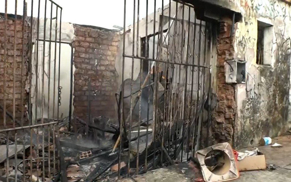 Incêndio atingiu loja de estofados no bairro da Federação — Foto: Reprodução/TV Bahia