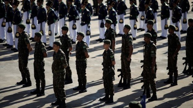 FHC diz que há militares, mas não uma força armada no governo, e a volta de um regime ditatorial (Foto: REUTERS/UESLEI MARCELINO, via BBC)