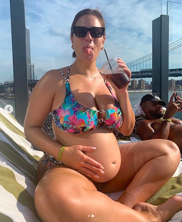 A modelo Ashley Graham, grávida de seu primeiro filho, ao lado do marido (Foto: Instagram)