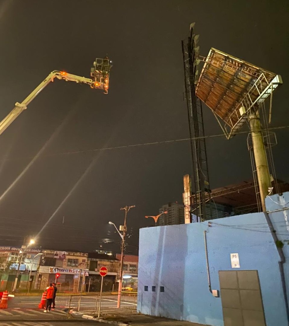 Profissionais já trabalham para tentar retirar com segurança o placar eletrônico — Foto: Reprodução/Whatsapp