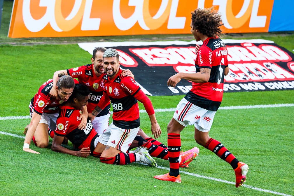 Flamengo comemora o gol sobre o Corinthians — Foto: Marcello Zambrana/AGIF