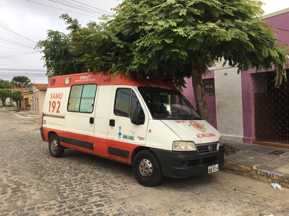 AmbulÃ¢ncia do Samu foi abandonada pelos suspeitos apÃ³s a aÃ§Ã£ â Foto: Felipe Valentim/TV ParaÃ­ba