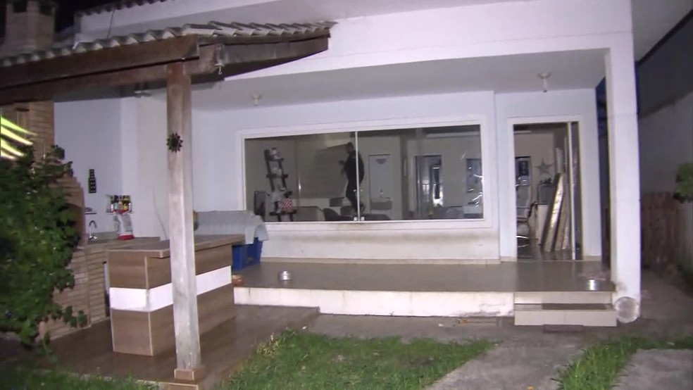 Casal preso no inÃ­cio da manhÃ£ em uma casa em Vargem Grande realizavam fraudes bancÃ¡rias pela internet â€” Foto: ReproduÃ§Ã£o / TV Globo