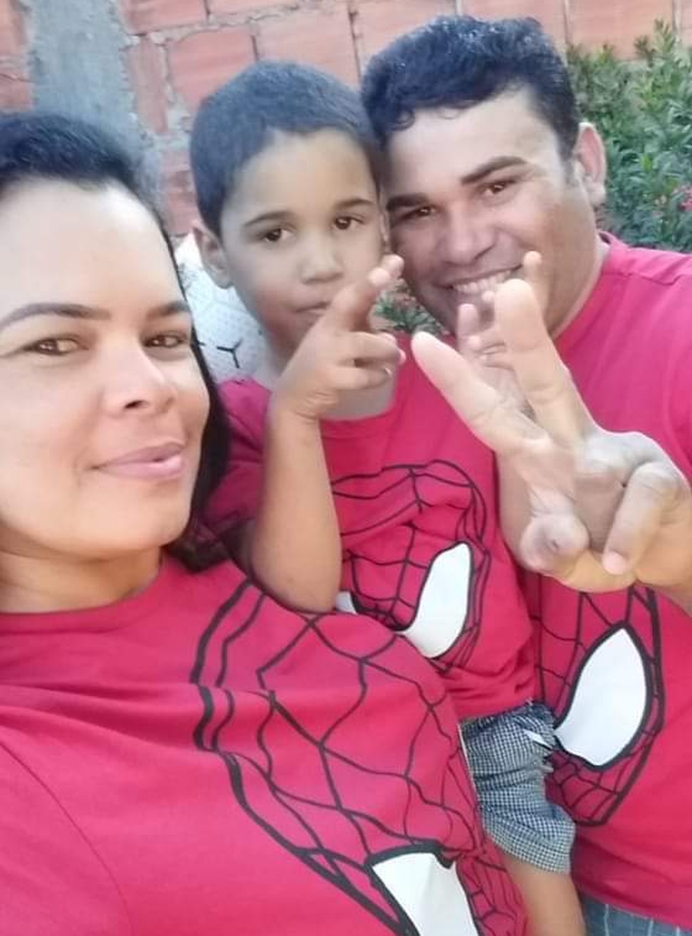 Daniel Augusto Costa morreu no acidente; foto foi tirada ontem com o pai e a madrasta, feridos no acidente — Foto: Arquivo pessoal