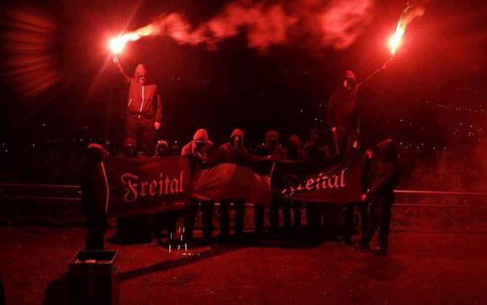 Oito supostos membros do Freital estão sendo julgados por tentativa de assassinato de imigrantes e três ataques com bombas cometidas contra residências de refugiados (Foto: Freital)