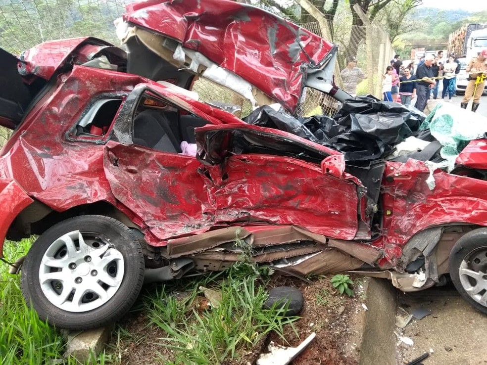 Carro ficou destruÃ­do apÃ³s batida na tarde desta quarta-feira (4) â Foto: Alex Durski/Atento a Rede
