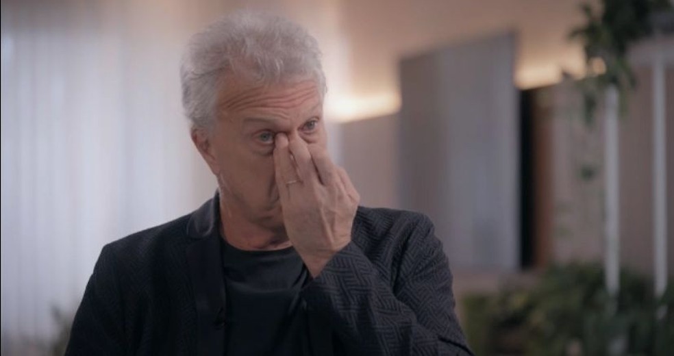 Pedro Bial se emocionou com relato de Juliette sobre aneurisma — Foto: TV Globo