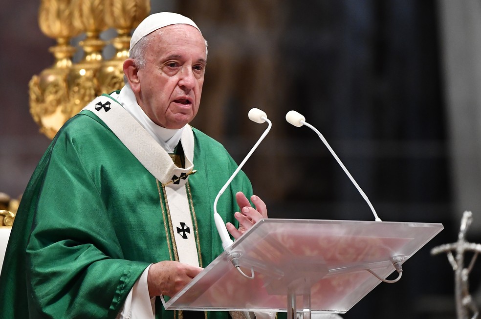 Papa Francisco durante sermão na missa de abertura do Sínodo da Amazônia neste domingo (6), no Vaticano — Foto: Tiziana Fabi/AFP