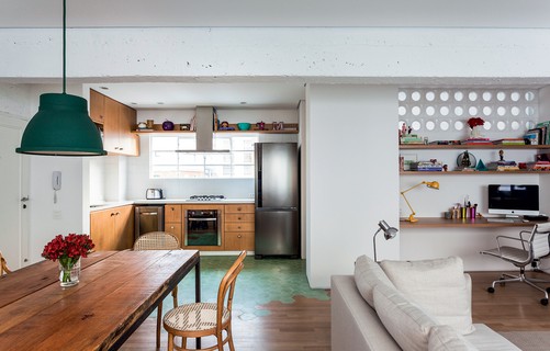 A sala de jantar projetada pelo arquiteto Felipe Hess tem um visual neutro, com leves toques de cor. As cadeiras que acompanham a mesa de madeira são da Herrero Antiquário 