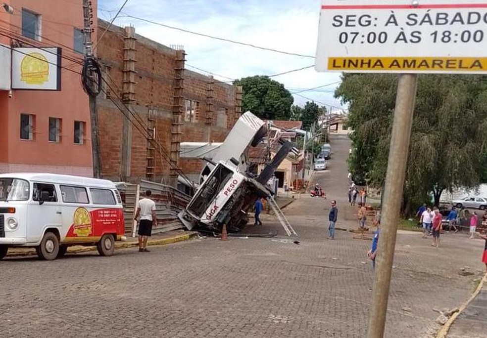Guindaste tomba com caminhão e operador fica ferido em Tapiratiba — Foto: Defesa Civil/Divulgação