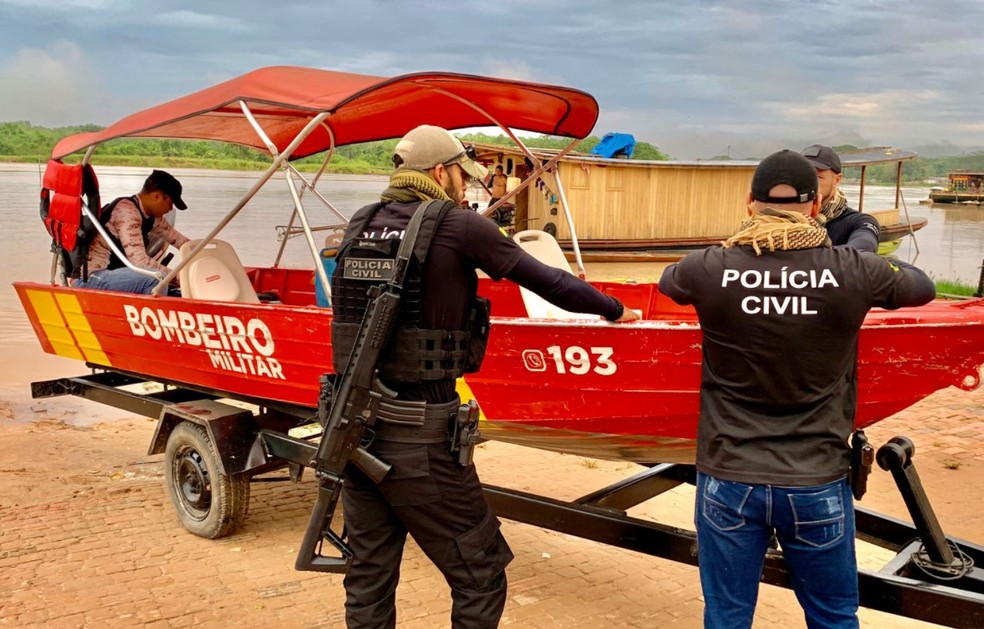 Crianças foram resgatadas de barco por equipes do Corpo de Bombeiros e da Polícia Civil — Foto: Divulgação/Polícia Civil de Feijó