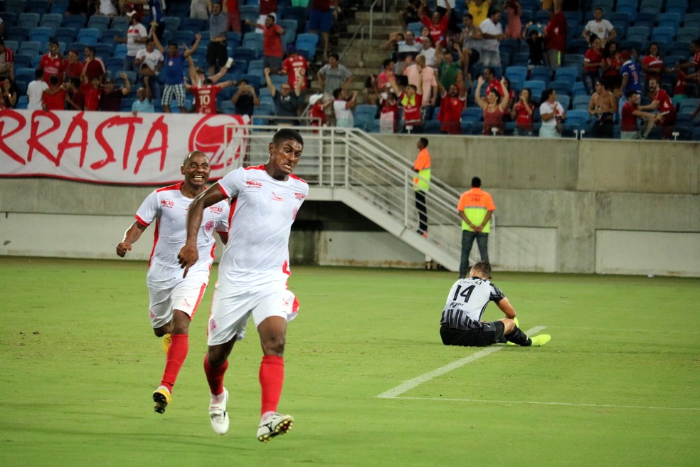 Max substituiu Adriano Pardal no Clássico Rei, fez gol e seguiu como titular da equipe — Foto: Augusto Gomes/GloboEsporte.com