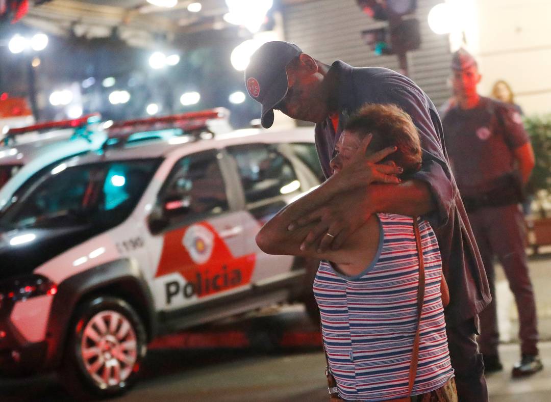 Policial consola mulher durante incÃªndio no Centro de SÃ£o Paulo