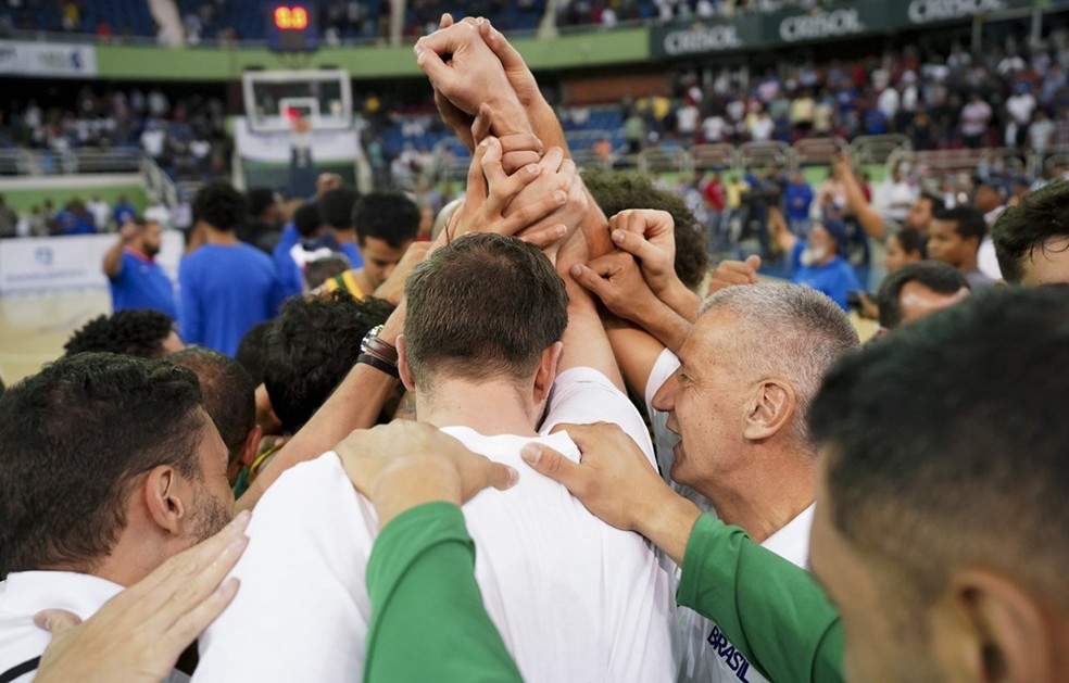 Seleção brasileira comemora vitória em Santo Domingo — Foto: Divulgação/Fiba