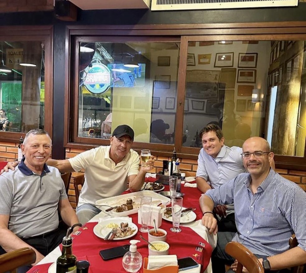 Renato Portaluppi, Celso Rigo, Paulo Caleffi e Antônio Brum almoçam em restaurante de Porto Alegre — Foto: Reprodução
