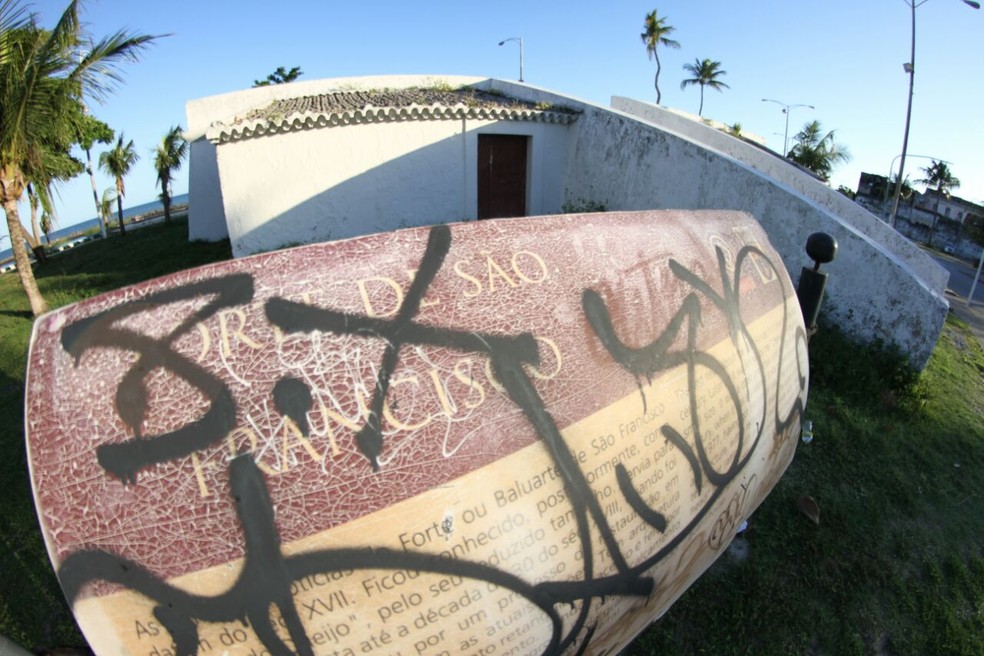 Pichações dificultam a leitura do texto que fala sobre forte tombado em Olinda (Foto: Marlon Costa/Pernambuco Press)