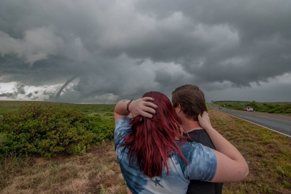 Alex Bartholomew pediu Cayton em casamento em frente a um tornado (Foto: Reprodução / Facebook)