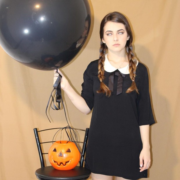 Klara Castanho se fantasiou de Wandinha Addams para o Halloween 2020 (Foto: Reprodução/Instagram)