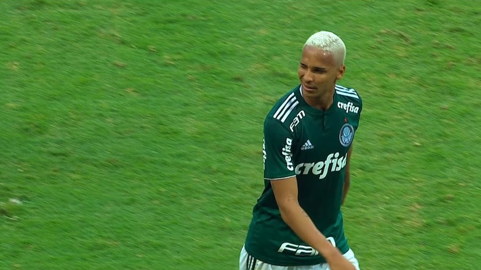 Deyverson abre rede social a perguntas e lembra piscadinha ...