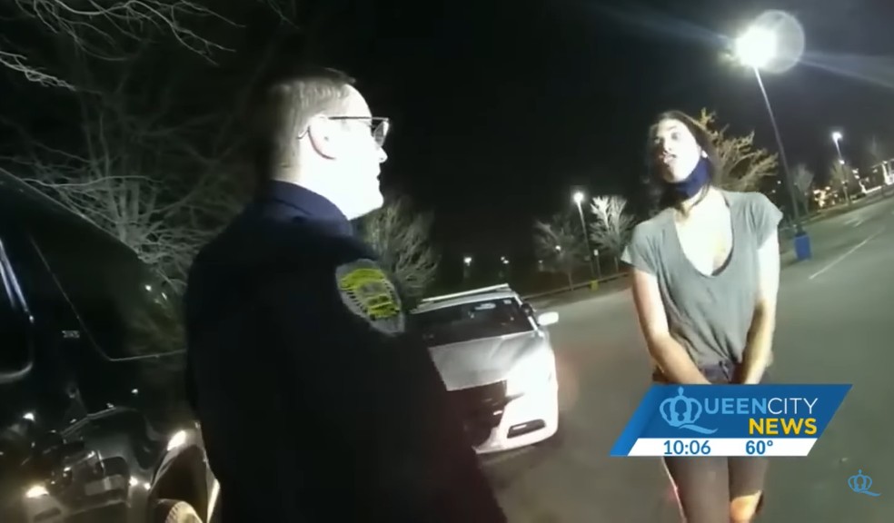 Reportagem divulga vídeo de prisão de Hope Solo após dirigir embriagada com filhos no carro — Foto: Queens City News