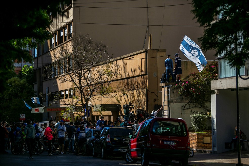 Fãs se aglomeram em hospital de La Plata onde Maradona ficou internado na cidade — Foto: Demian Alday Estevez/EFE