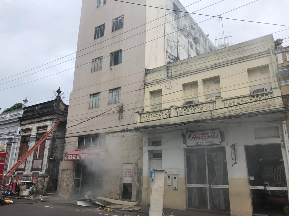 Incêndio atinge hotel no Centro de Manaus — Foto: Matheus Castro/G1