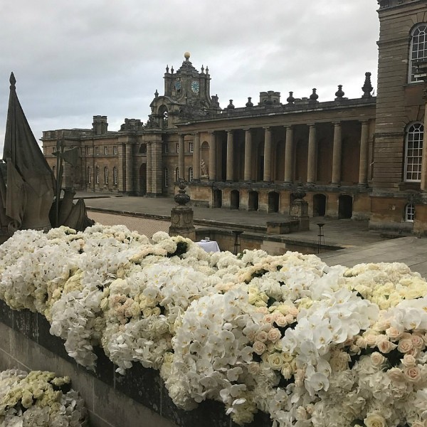 Entrada do Blenheim Palace decorada com flores (Foto: Reprodução/Instagram)