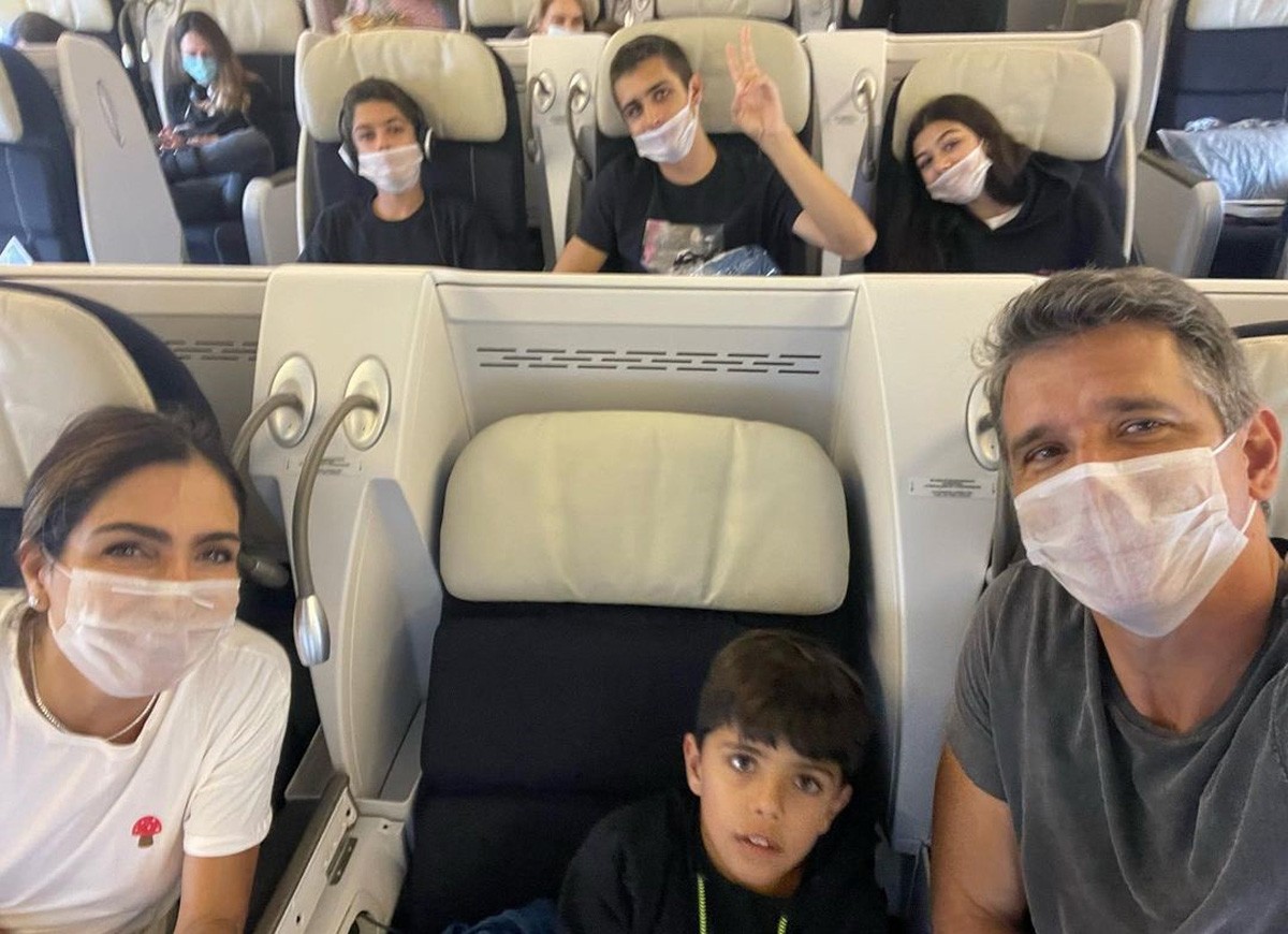 Marcio Garcia posa no avião com a família (Foto: Reprodução/Instagram)