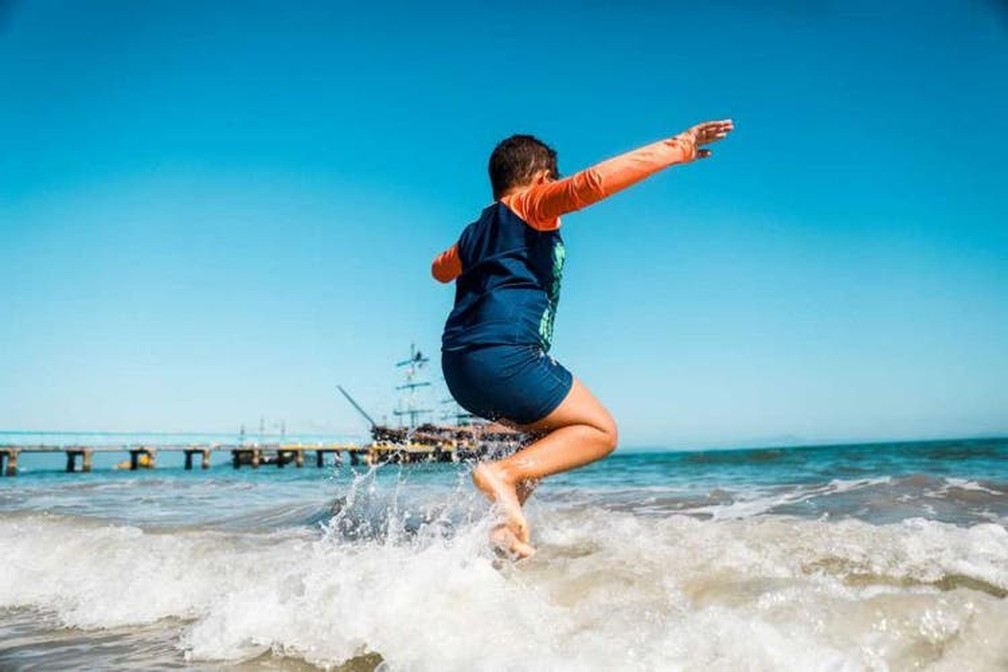 Theo se refresca com a água do mar — Foto: Tiago Ghizoni/ NSC