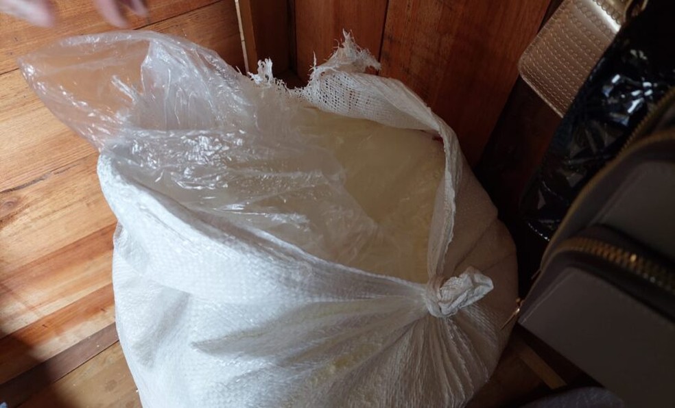 Droga apreendida estava escondida dentro de sacos de farinha que seriam enviados para Rio Branco — Foto: Arquivo/PC-AC