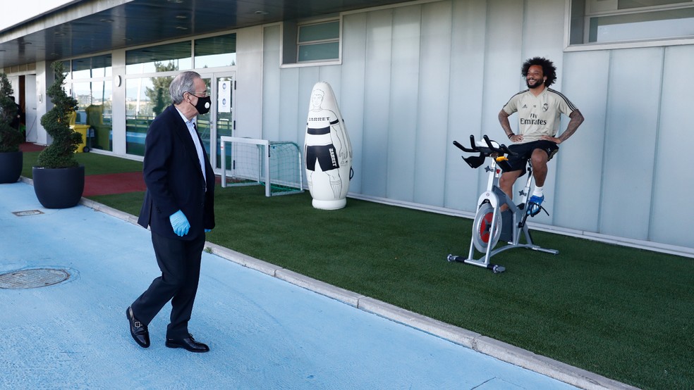 Florentino Pérez conversa com Marcelo em treino do Real Madrid — Foto: Divulgação/Real Madrid