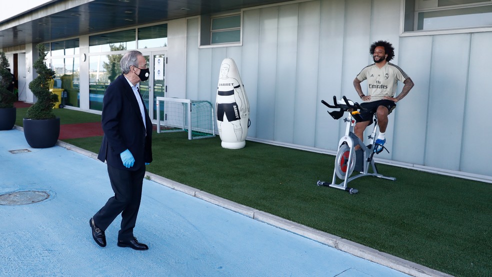 Florentino Pérez, presidente do Real, acompanha Marcelo durante treino do Real Madrid — Foto: Divulgação/Real Madrid