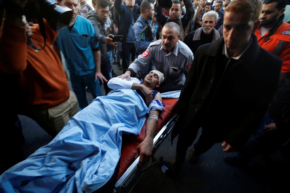 Homem atingido por disparo das Forças de Segurança de Israel é socorrido na Fronteira com a Faixa Gaza  (Foto: Mohammed Salem/ Reuters)
