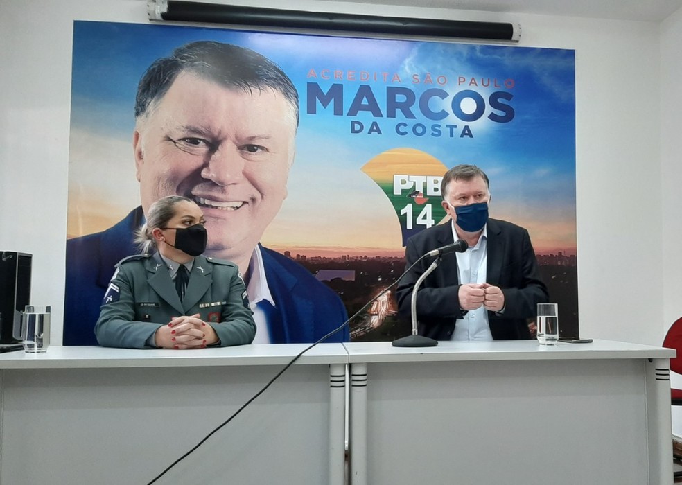  Marcos da Costa (PTB) e Cabo Edjane durante convenção do partido, que oficializou sua candidatura para a Prefeitura de São Paulo neste sábado (12 — Foto: Paulo Gomes/TV Globo