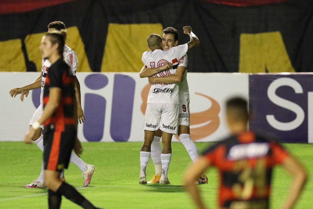 Pablo e Daniel Alves comemoram gol do São Paulo — Foto: Marlon Costa / Pernambuco Press