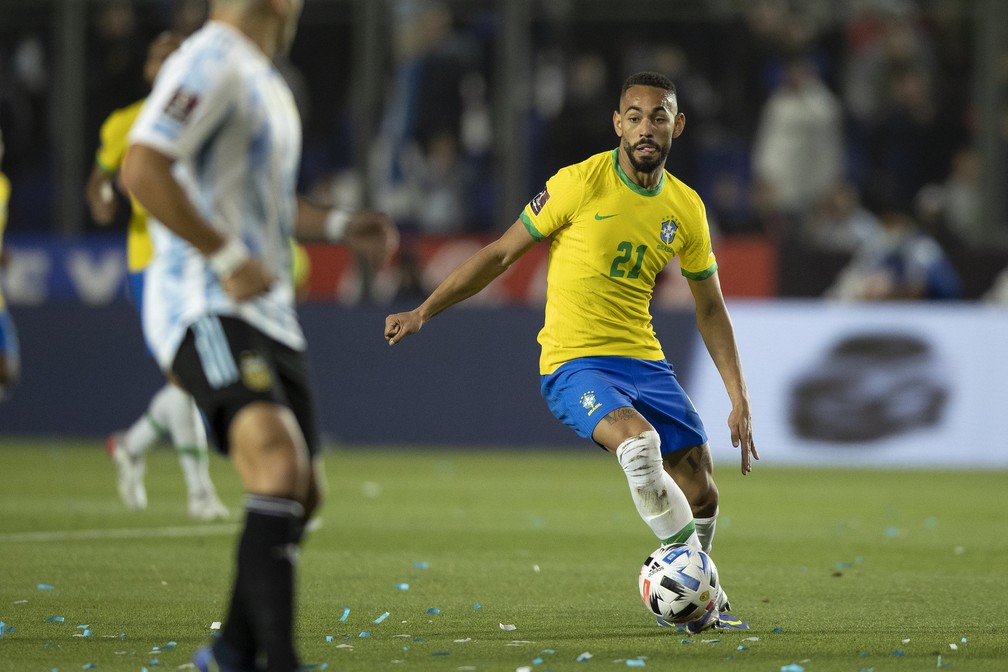Matheus Cunha parte para cima da marcação em Argentina x Brasil — Foto: Lucas Figueiredo / CBF